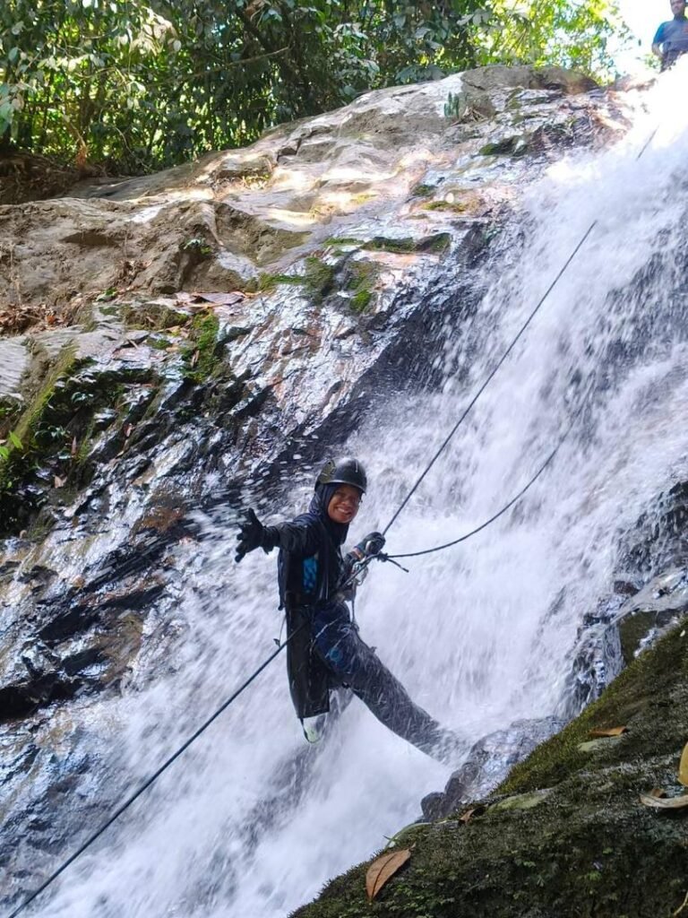 waterfall abseiling (2)